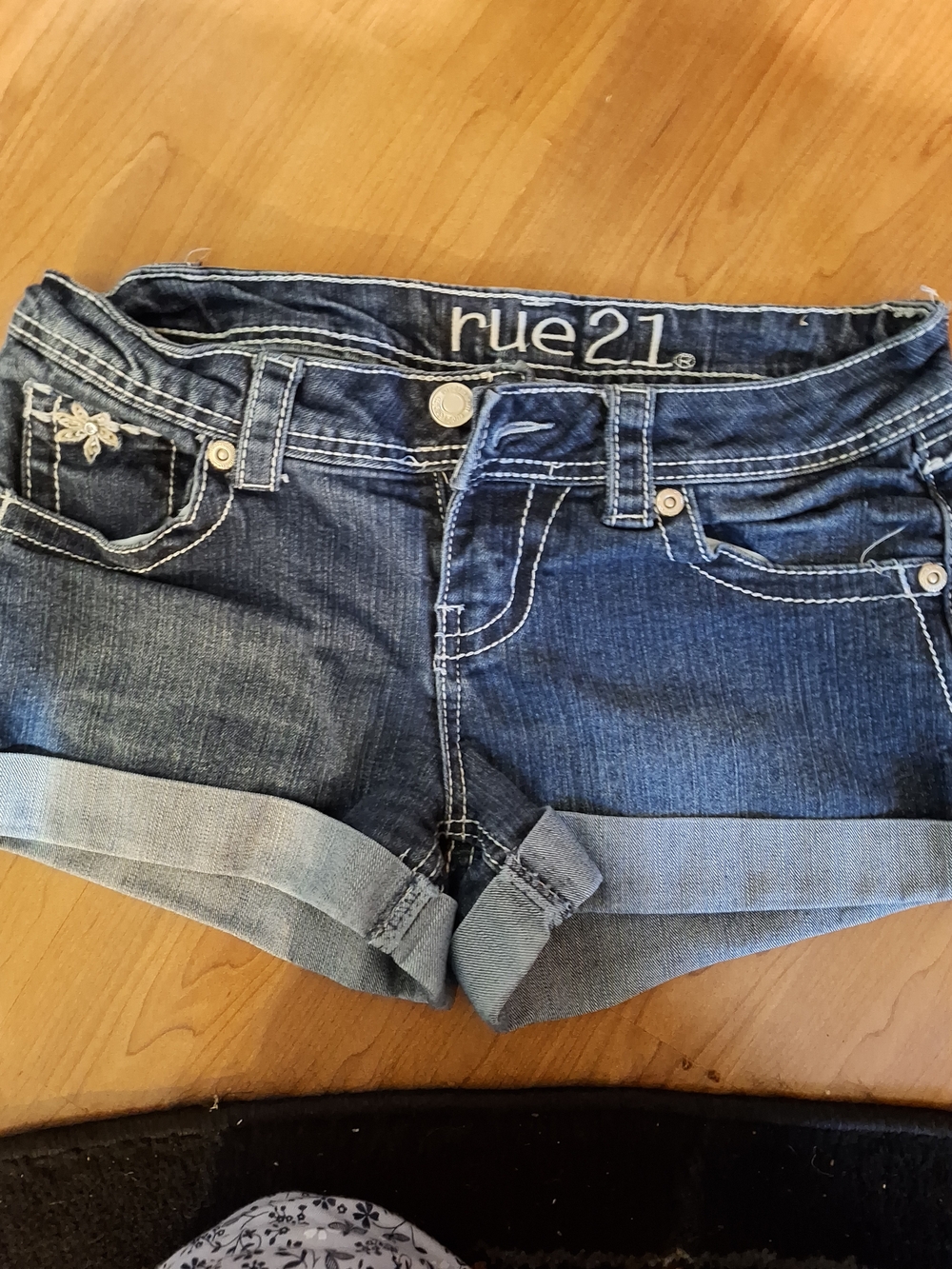 Rue21 Dark Wash Embroidered Cuffed Denim Shorts Size 5/6 (CFD 082)